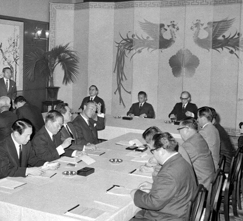 1969년 4월 15일 박정희 대통령 주재로 정부 여당연석회의가 열리고 있다. <국가기록원 제공>