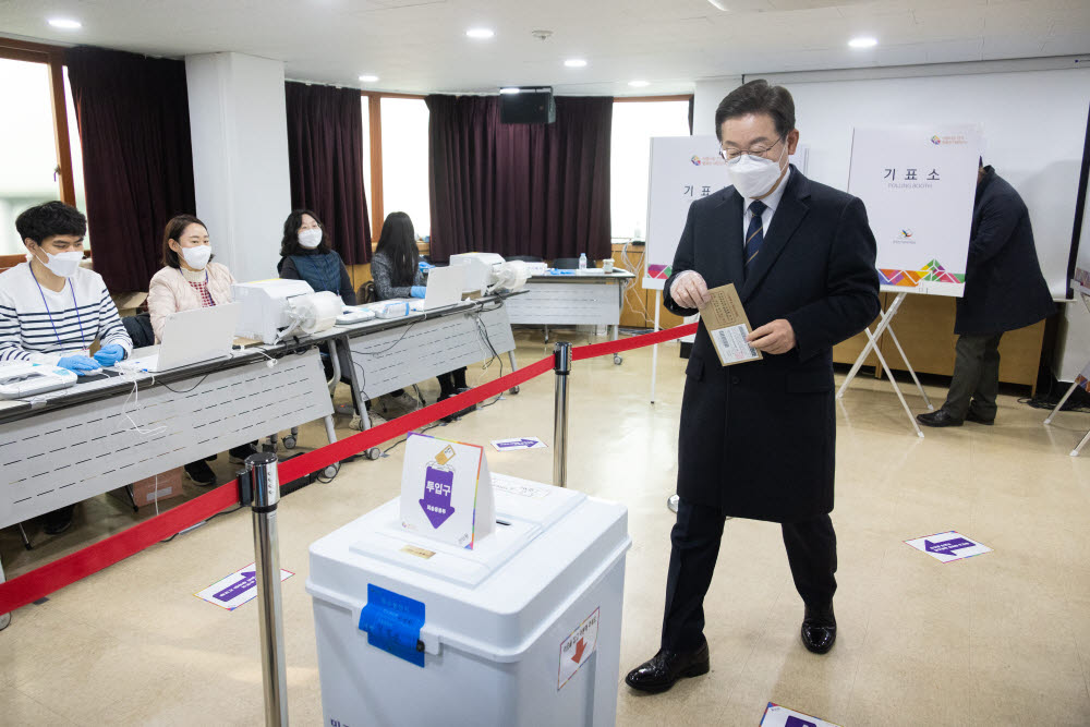 이재명 더불어민주당 이재명 대선 후보가 4일 오전 서울 중구 소공동 주민센터에 마련된 사전투표소에서 투표하고 있다.연합뉴스