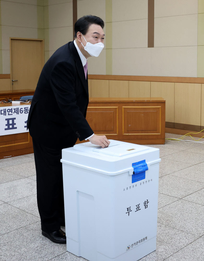 윤석열 국민의힘 대선후보가 4일 오전 부산 남구청 대강당에 마련된 사전투표소에서 투표하고 있다.연합뉴스