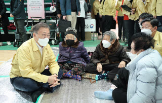 산불 피해 이재민들과 대화하는 문 대통령