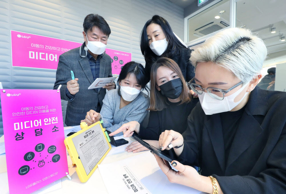 KCS교육문화컨설팅 전문가(오른쪽 첫번째)가 상담을 받기 위해 참석한 고객에게 상담 과정을 설명하고 있다.