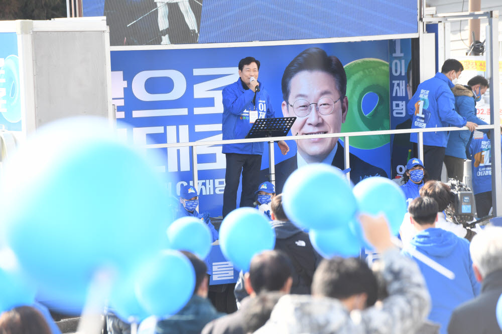 더불어민주당 송영길 대표가 4일 오후 서귀포시오일장을 찾아 이재명 후보에 대한 지지를 호소하고 있다. 연합뉴스