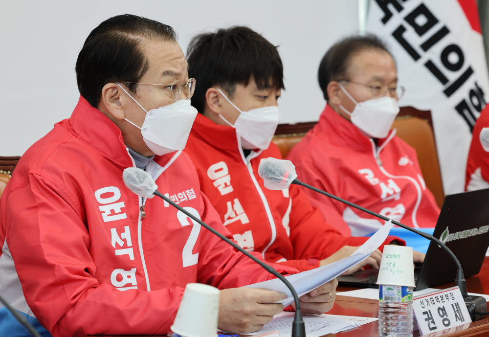 권영세 국민의힘 권영세 총괄선대본부장이 6일 국회에서 열린 확대선거대책본부 회의에서 발언하고 있다.연합뉴스.