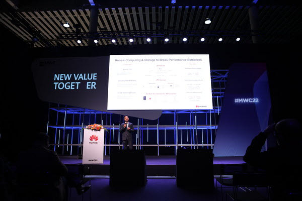 시 웨이 화웨이 데이터센터솔루션부문 책임자가 MWC2022에서 풀스택 데이터센터 솔루션을 소개하고 있다.