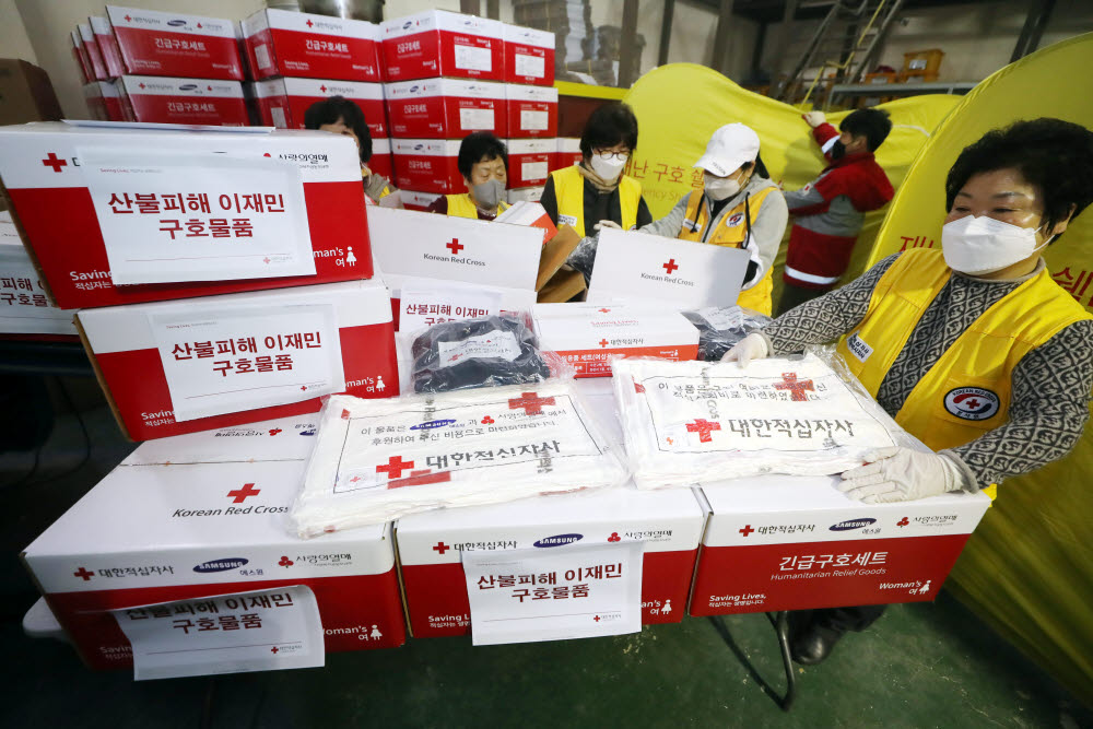 '산불 지역 구호물품 불출 준비로 분주