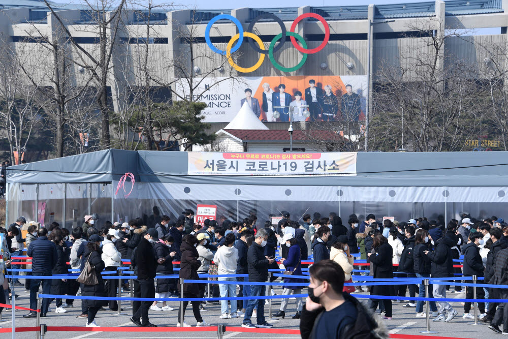 코로나19 일일 신규 확진자, 역대 최대치인 30만명대 기록