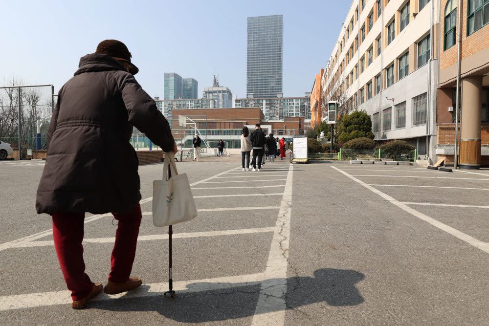 제20대 대통령선거일인 9일 오후 한 어르신이 서울 여의도 윤중중학교에 마련된 여의동제7투표소를 향해 걷고 있다. 연합뉴스