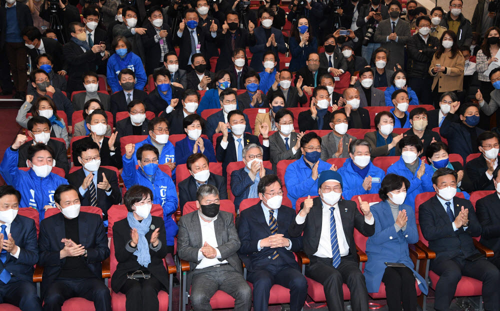 출구조사 결과 지켜보는 더불어민주당 관계자들