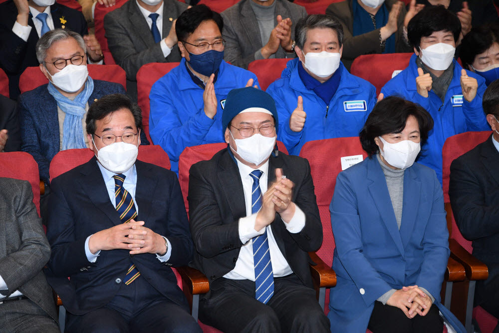 출구조사 결과 지켜보는 더불어민주당 관계자들