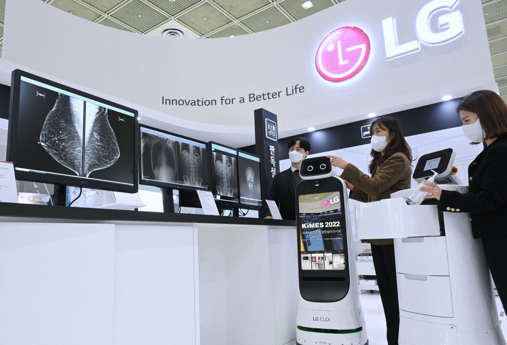 전시장을 찾은 관람객들이 LG전자 의료용 모니터와 비대면 의료 환경에 최적화된 LG 클로이 로봇들을 체험하고 있다. [자료:LG전자]