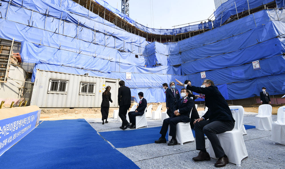 권덕철 보건복지부 장관(오른쪽에서 두 번째)이 김연수 서울대병원장(오른쪽)으로부터 센터에 관해 설명을 듣고 있다.
