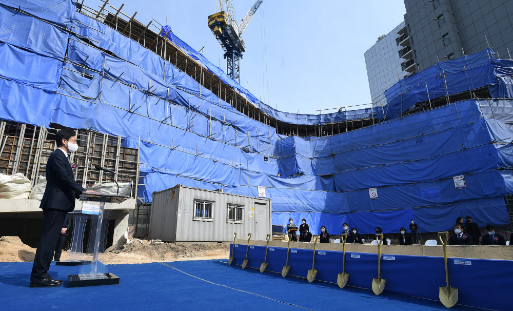 김정욱 넥슨재단 이사장이 축사를 하고 있다.