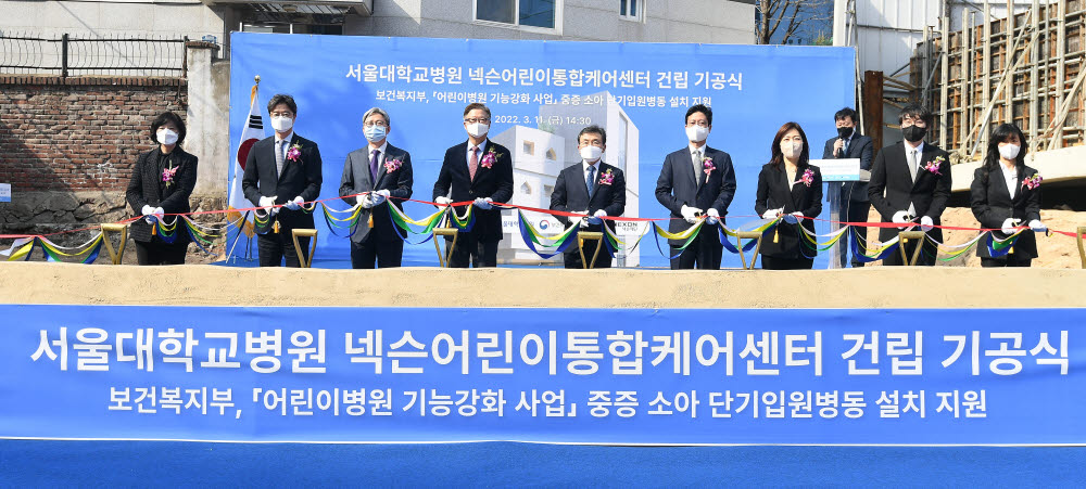 주요내빈들이 테이프커팅을 하고 있다.