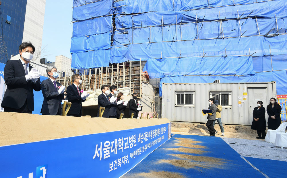 주요내빈들이 시삽 후 박수치고 있다.