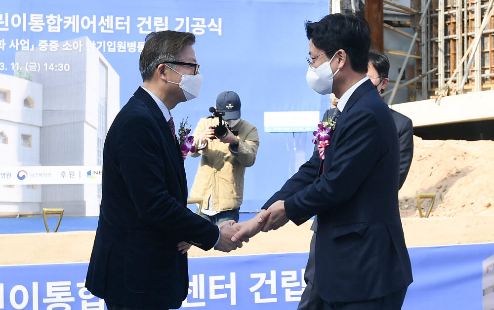 김연수 서울대병원장(왼쪽)과 김정욱 넥슨재단 이사장이 기공식을 마친 후 악수하고 있다.