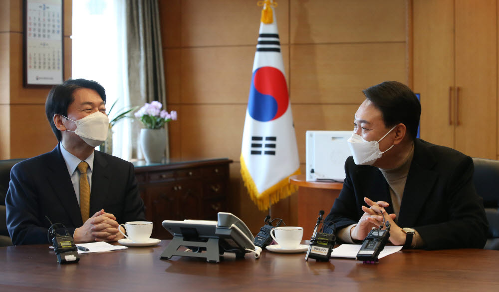 윤석열 대통령 당선인이 14일 오전 서울 종로구 통의동 금융감독원 연수원 집무실에서 열린 인수위 티타임에서 안철수 인수위원장과 대화하고 있다.연합뉴스.