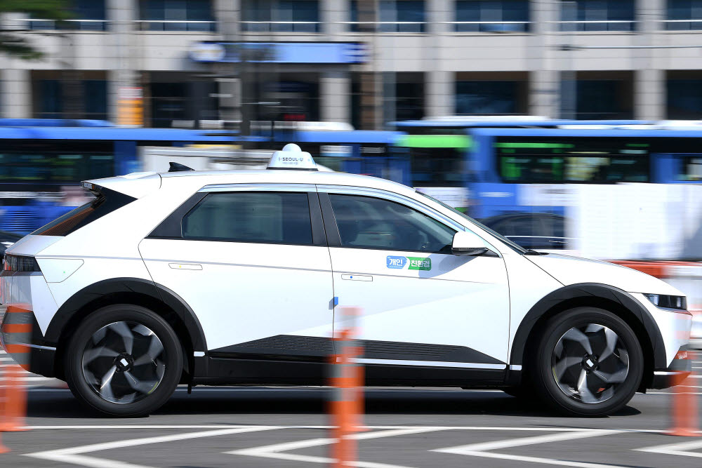 서울에서 운행 중인 아이오닉 5 전기택시.