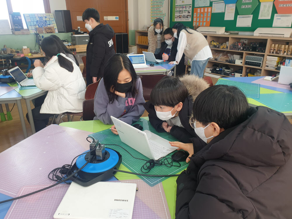 대전오류초 학생들이 인공지능을 이해하고 실습하기 위해 소프트웨어 교육 관련 사이트를 찾아 활용해보고 있다.