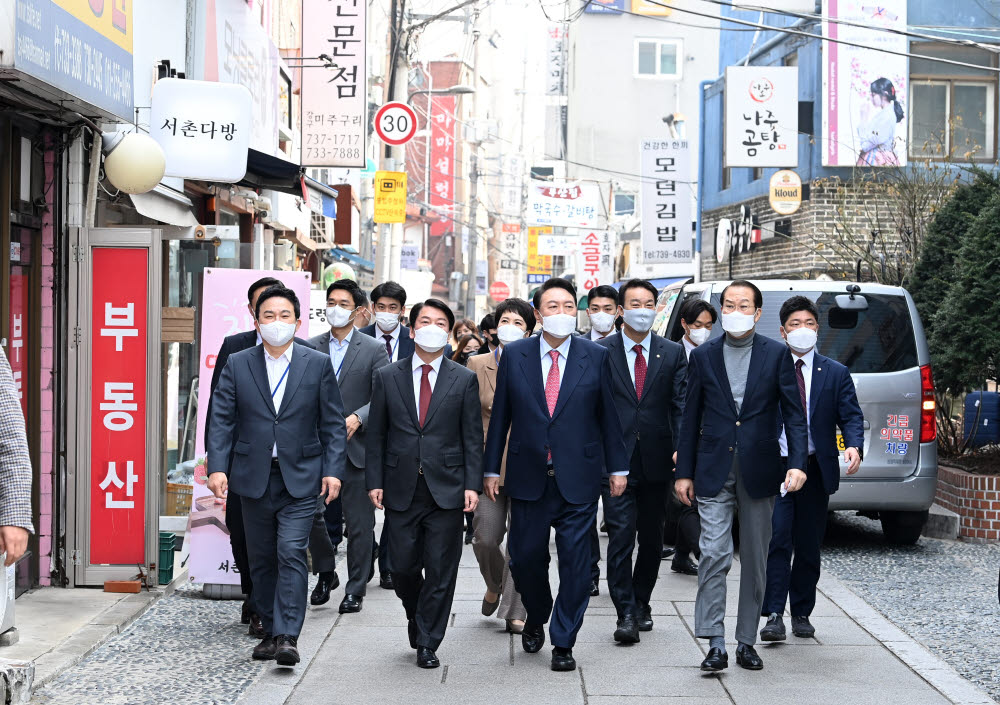 윤석열 대통령 당선인이 16일 오후 서울 종로구 통의동에 위치한 한 식당에서 점심 식사를 마친 후 안철수 인수위원장, 권영세 인수위 부위원장, 원희룡 기획위원장 등과 함께 산책하고 있다.연합뉴스.