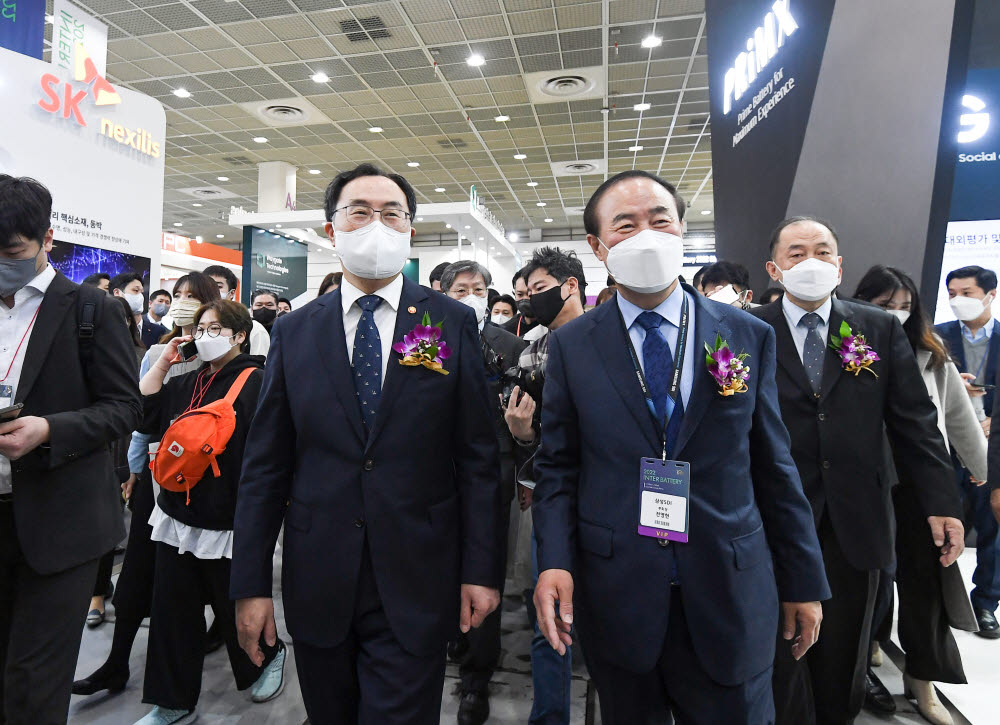 문승욱 산업통상자원부 장관(왼쪽)과 전영한 한국전지산업협회장(삼성SDI 부회장)이 전시장을 둘러보고 있다.