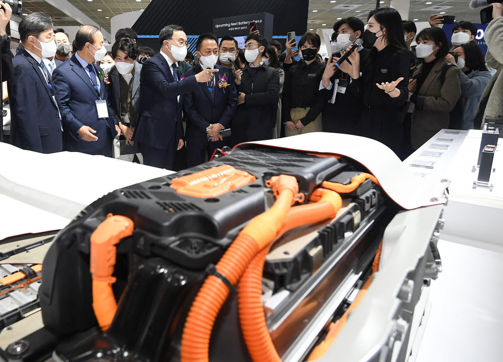 문승욱 산업통상자원부 장관(왼쪽 세 번째)이 삼성SDI의 전기차용 배터리와 배터리팩을 살펴보며 최윤호 사장에게 질문하고 있다.