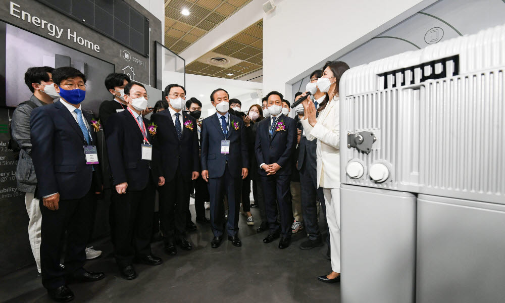 이동기 코엑스 대표(왼쪽부터), 이방수 LG에너지솔루션 사장, 문승욱 산업통상자원부 장관, 전영한 한국전지산업협회장이 LG에너지솔루션의 집안용 ESS 전지 솔루션을 살펴보고 있다.