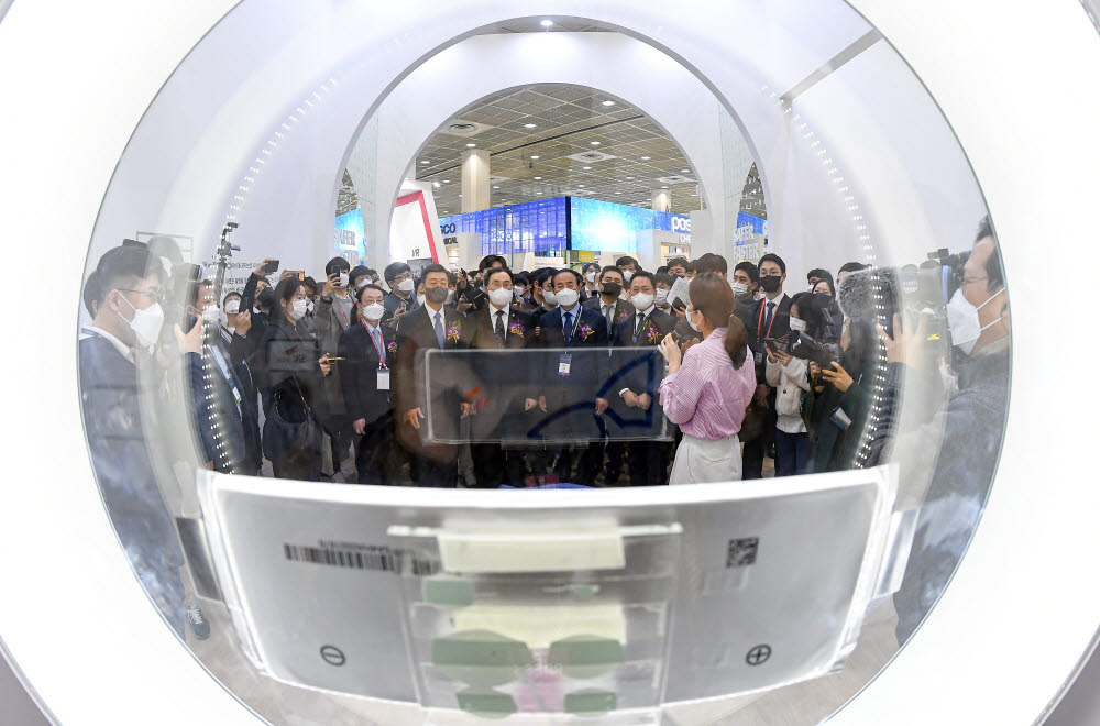 인터배터리 찾은 문승욱 장관