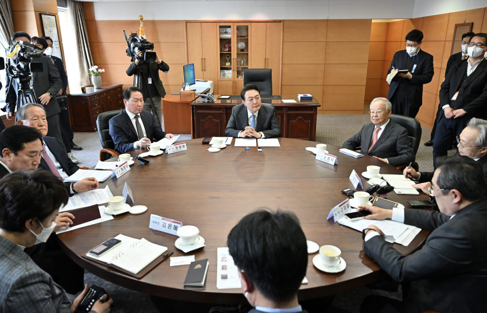 윤석열 대통령 당선인이 21일 서울 종로구 통의동 대통령직인수위원회 사무실에서 경제 6단체장과 도시락 오찬 회동을 하고 있다. 대통령직인수위원회 제공