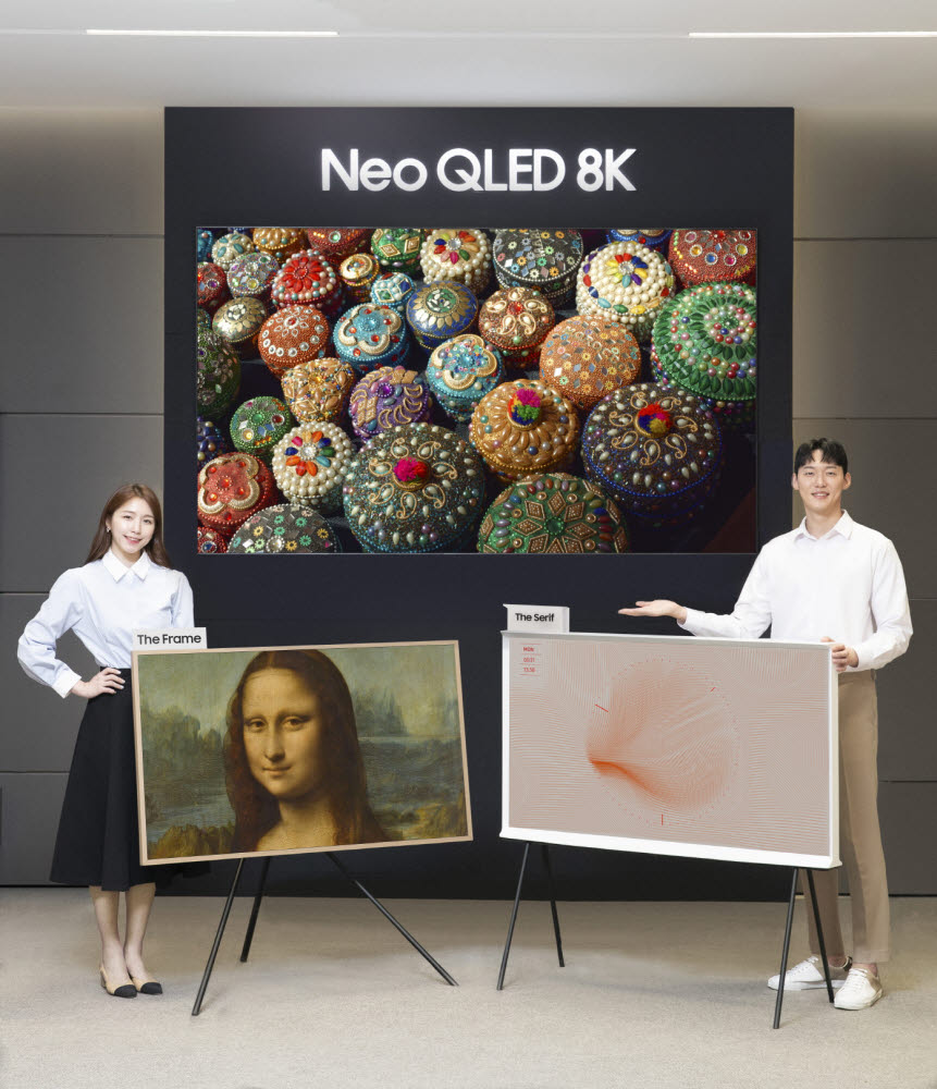 삼성전자 모델이 서울 대치동에 위치한 삼성 디지털프라자 대치본점에서 2022년형 더 세리프, 네오 QLED 8K, 더 프레임을 소개하고 있다.