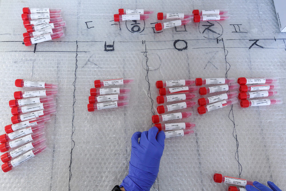 오미크론 하위 변이 우세화, 쌓여 가는 선별진료소 검체