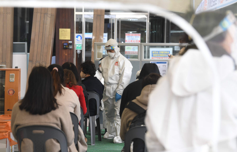 PCR과 신속항원검사 받는 시민들