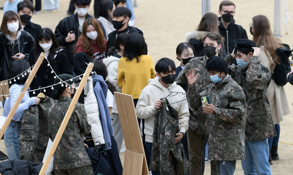 유학생들이 학군단 부스에서 전투복 체험을 하고 있다.