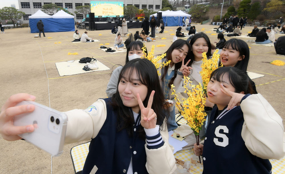 '어서와 축제는 3년만이지'