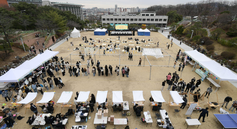 '어서와 축제는 3년만이지'