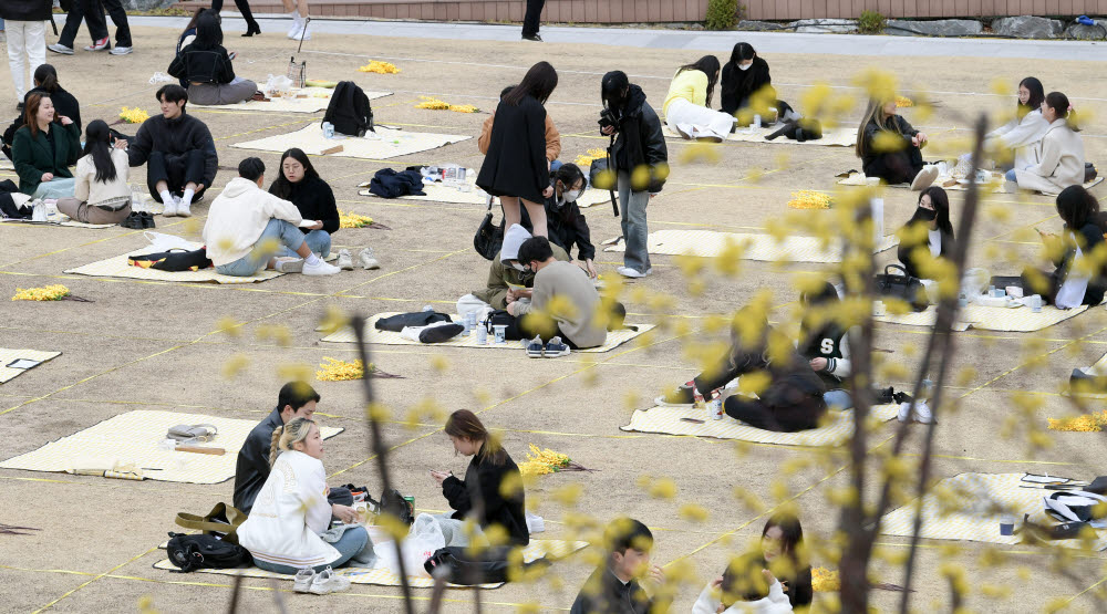 학생들이 거리를 둔채 자리하며 문화제를 즐기고 있다.