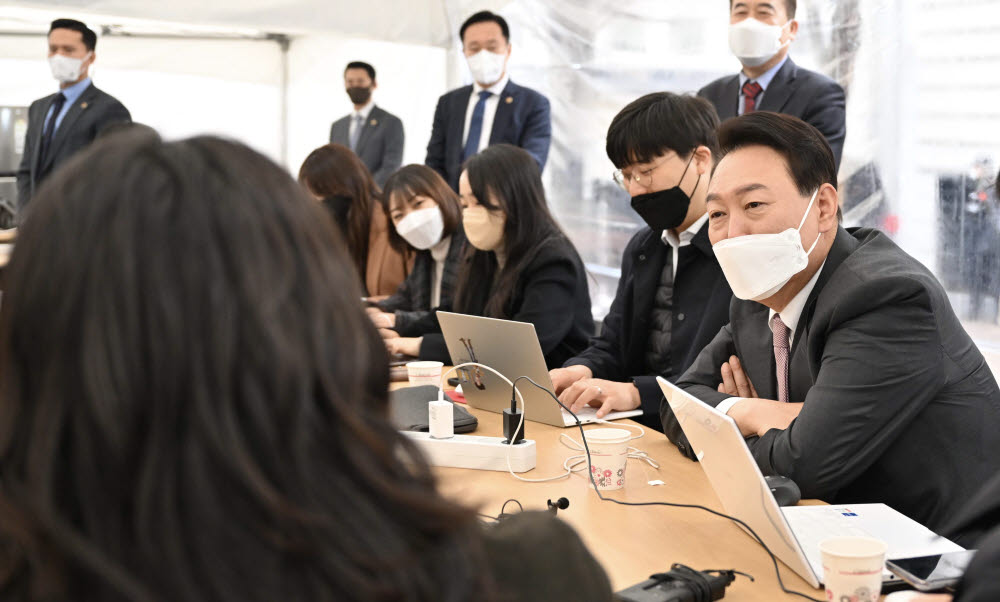 윤석열 대통령 당선인, 임시 천막기자실 프레스 다방 찾아