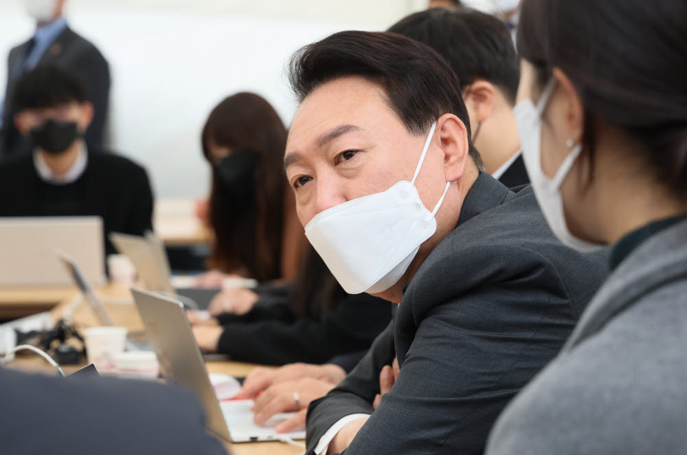 윤석열 대통령 당선인이 23일 오전 서울 종로구 통의동 집무실 앞에 설치된 프레스다방을 찾아 취재진과 즉석 차담회를 하고 있다. 연합뉴스