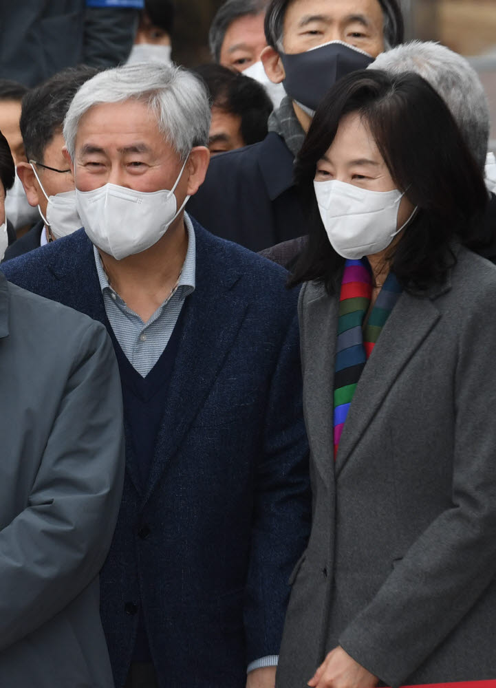 최경환 전 경제부총리(왼쪽), 조윤선 전 문화체육관광부 장관이 퇴원하는 박근혜 전 대통령을 배웅하고 있다.