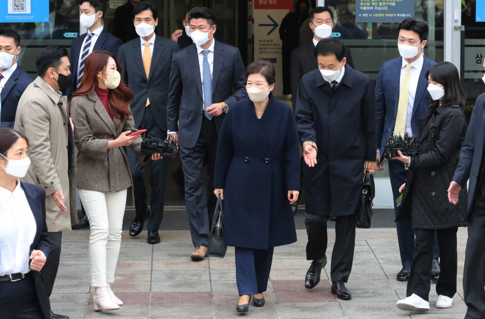 지난해 말 특별사면 이후 입원치료를 받아온 박근혜 전 대통령이 퇴원 후 병원을 나서고 있다.