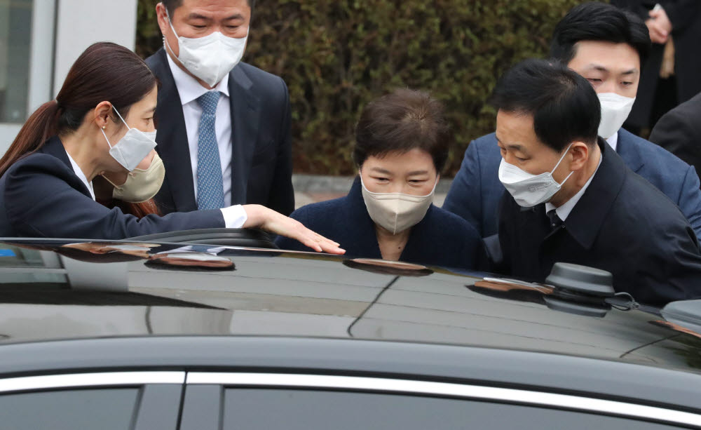 지난해 말 특별사면 이후 입원치료를 받아온 박근혜 전 대통령이 퇴원 후 병원을 나서고 있다.