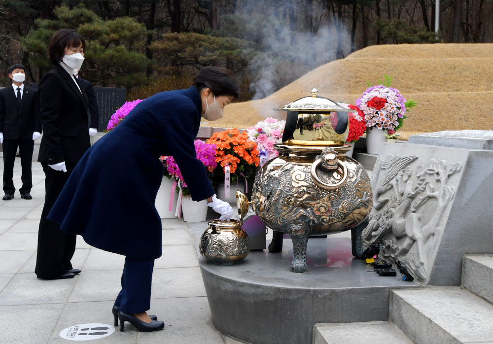 부친 묘역 찾은 박근혜 전 대통령