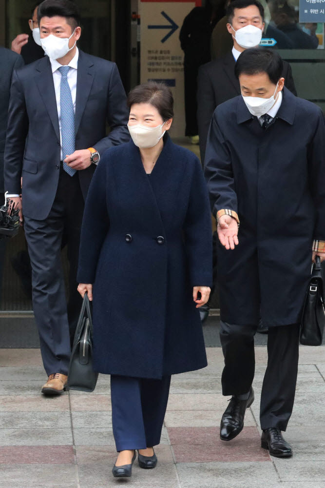 박근혜 전 대통령이 24일 오전 삼성서울병원에서 퇴원하고 있다.연합뉴스.