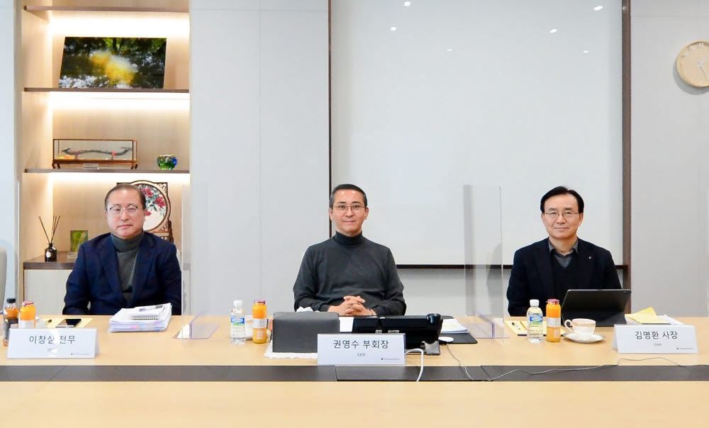 권영수 LG에너지솔루션 부회장(가운데), 김명환 LG에너지솔루션 사장(오른쪽), 이창실 LG에너지솔루션 전무(왼쪽)가 여의도 본사에서 온라인 기자간담회를 열고 코스피 상장 후 사업 비전과 전략을 공개했다