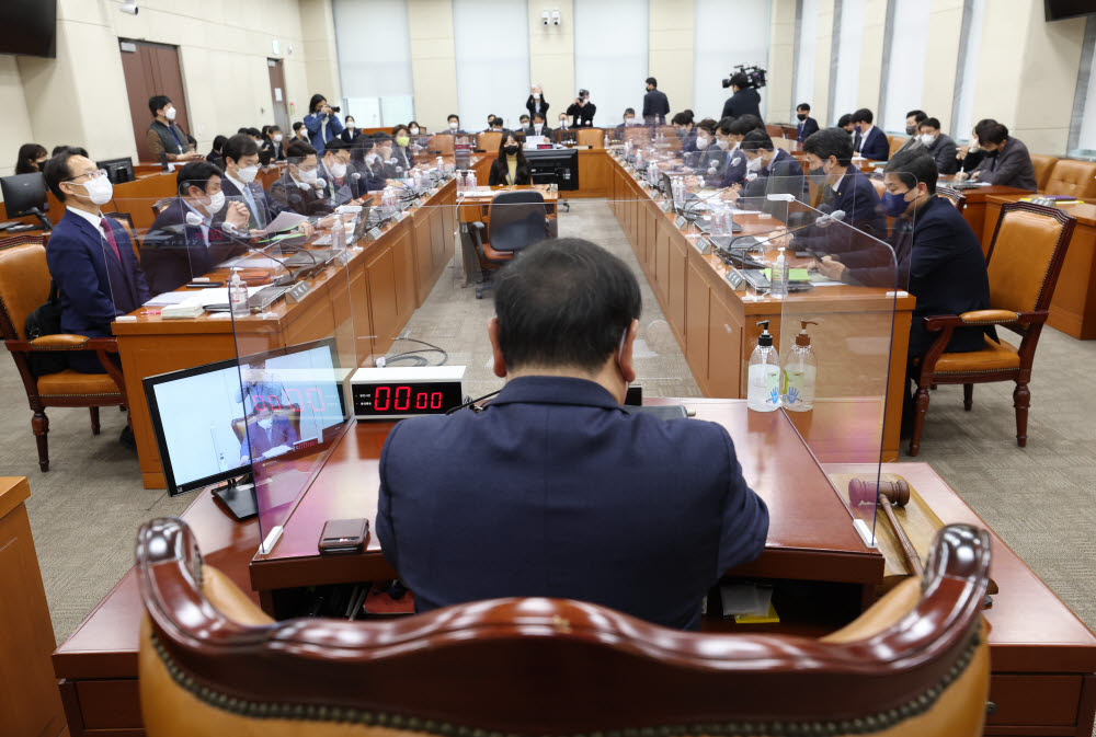 국회 정치개혁특별위원회 전체회의가 24일 국회에서 김태년 위원장 주재로 열리고 있다.