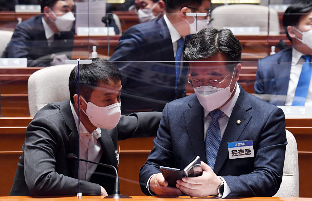 윤호중 비상대책위원장(오른쪽)과 한병도 의원이 대화하고 있다.