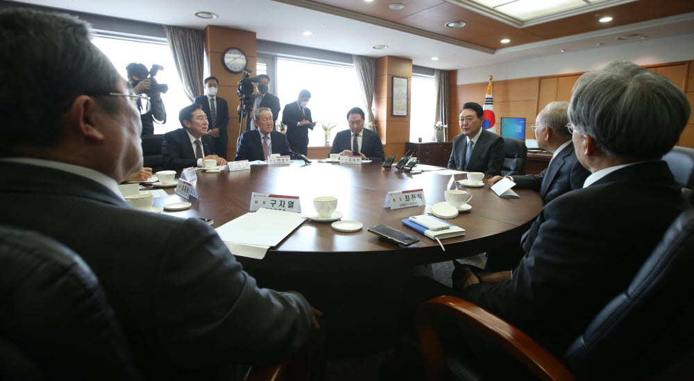 윤석열 대통령 당선인(가운데)이 지난 21일 서울 종로구 통의동 대통령직 인수위원회 사무실에서 경제 6단체장들과 대화하고 있다. [국회사진기자단]