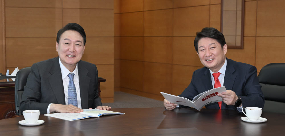 권영진 대구시장이 윤석열 대통령 당선인과 만나 지역균형발전을 위해 대구지역 주요공약을 새정부 국정과제로 채택해줄 것을 건의하고 있다.