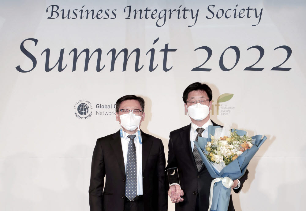 LG이노텍이 25일 서울 광화문 포시즌스 호텔에서 열린 2022 기업 청렴성 소사이어티(BIS, Business Integrity Society) 서밋에서 반부패 우수기업상을 수상했다. (사진 오른쪽) 김종호 LG이노텍 ESG담당