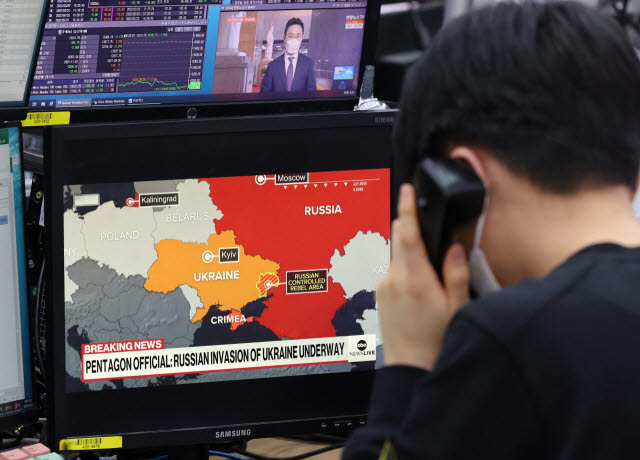 러시아의 우크라이나 침공이 시작된 지난달 24일 서울 중구 하나은행 딜링룸 컴퓨터 모니터에 관련 뉴스가 나오고 있다
