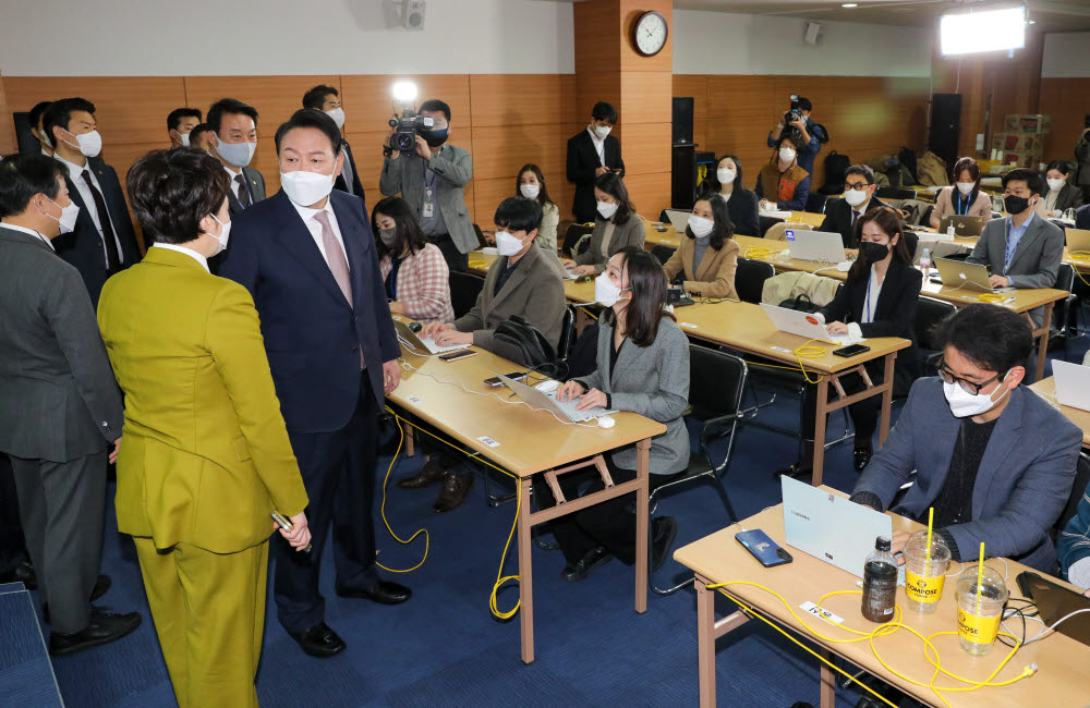 통의동 브리핑룸 둘러보는 윤석열